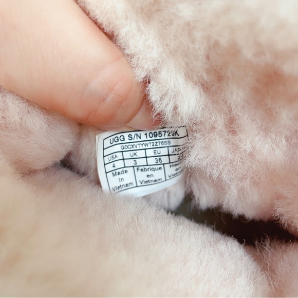 UGG big kid size 4 pink star and bow bootie - Picture 9 of 11